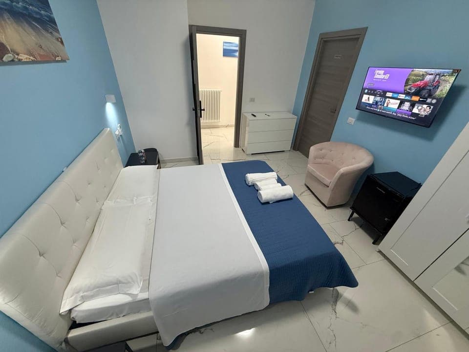 Bed, TV and multimedia, Photo of the whole room, Bedroom