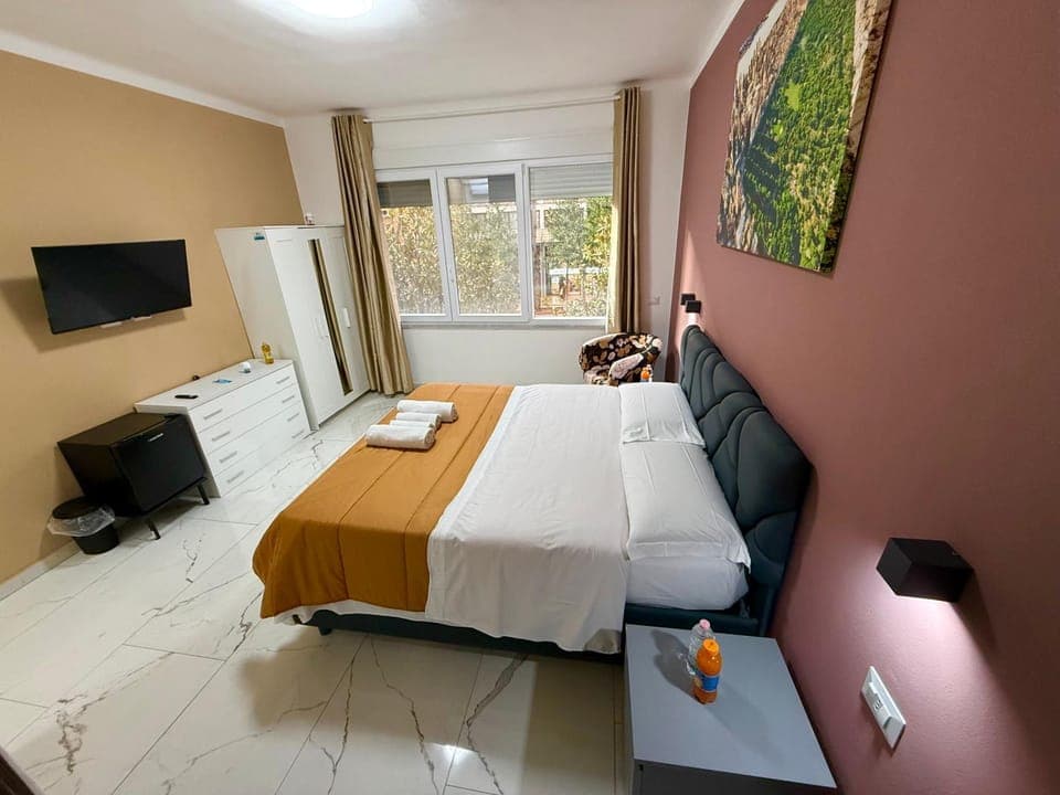 Bed, TV and multimedia, Bedroom, towels