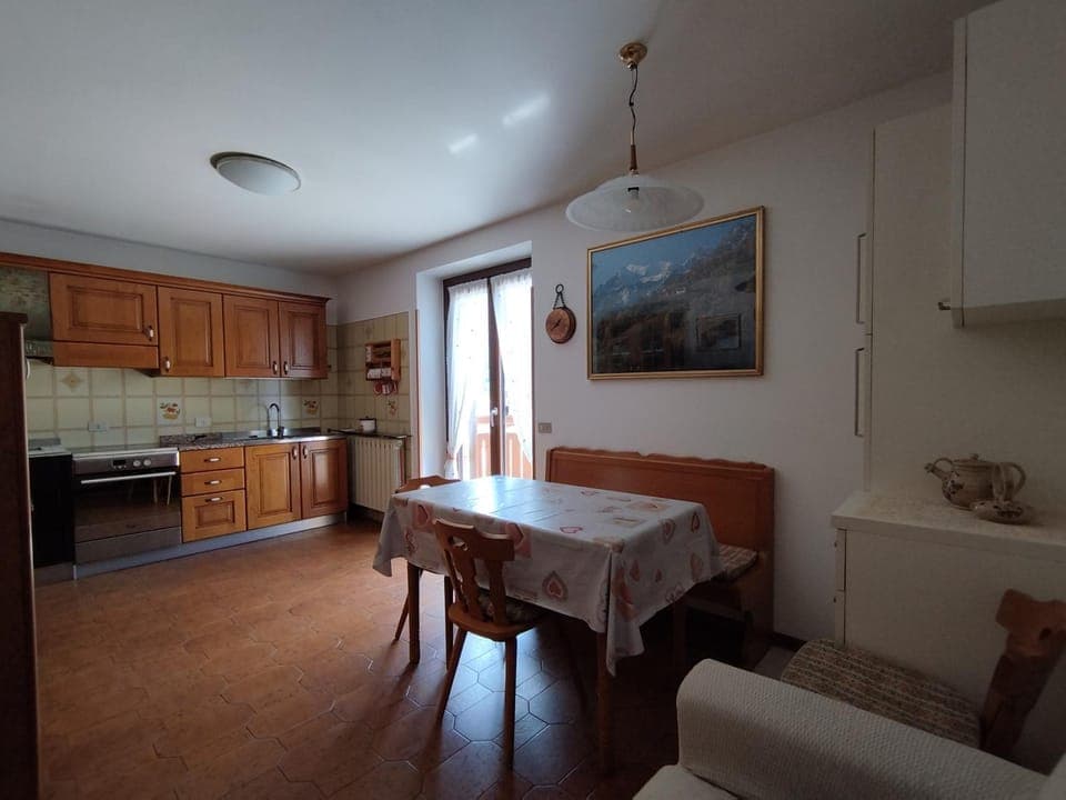 Kitchen or kitchenette, Dining area, stove
