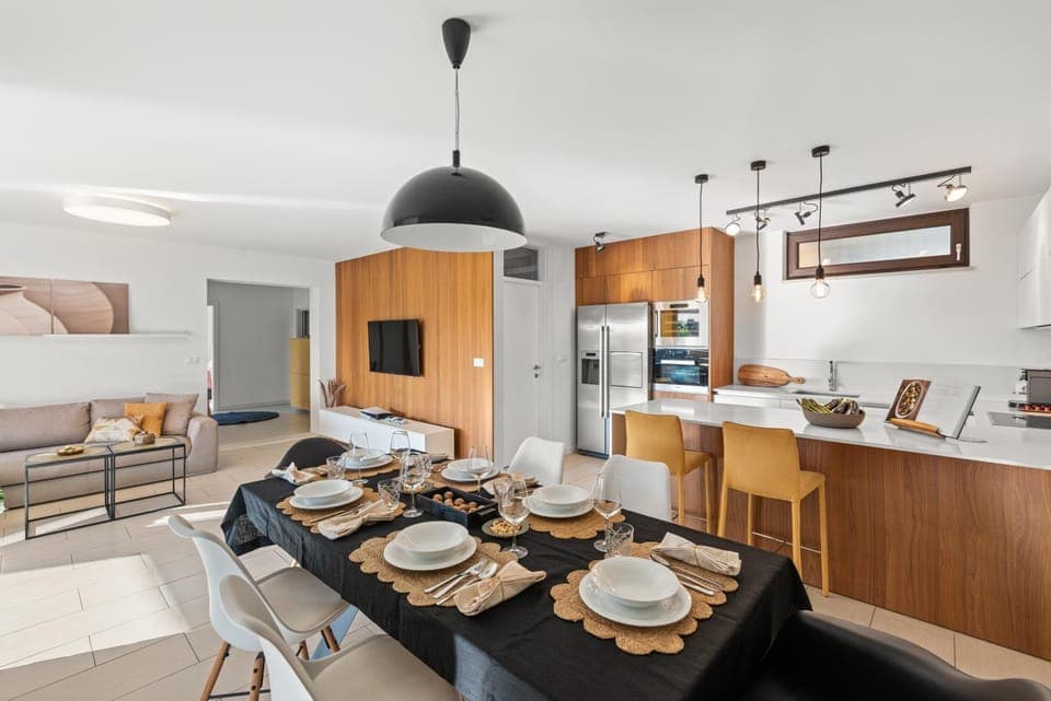 Kitchen or kitchenette, Dining area