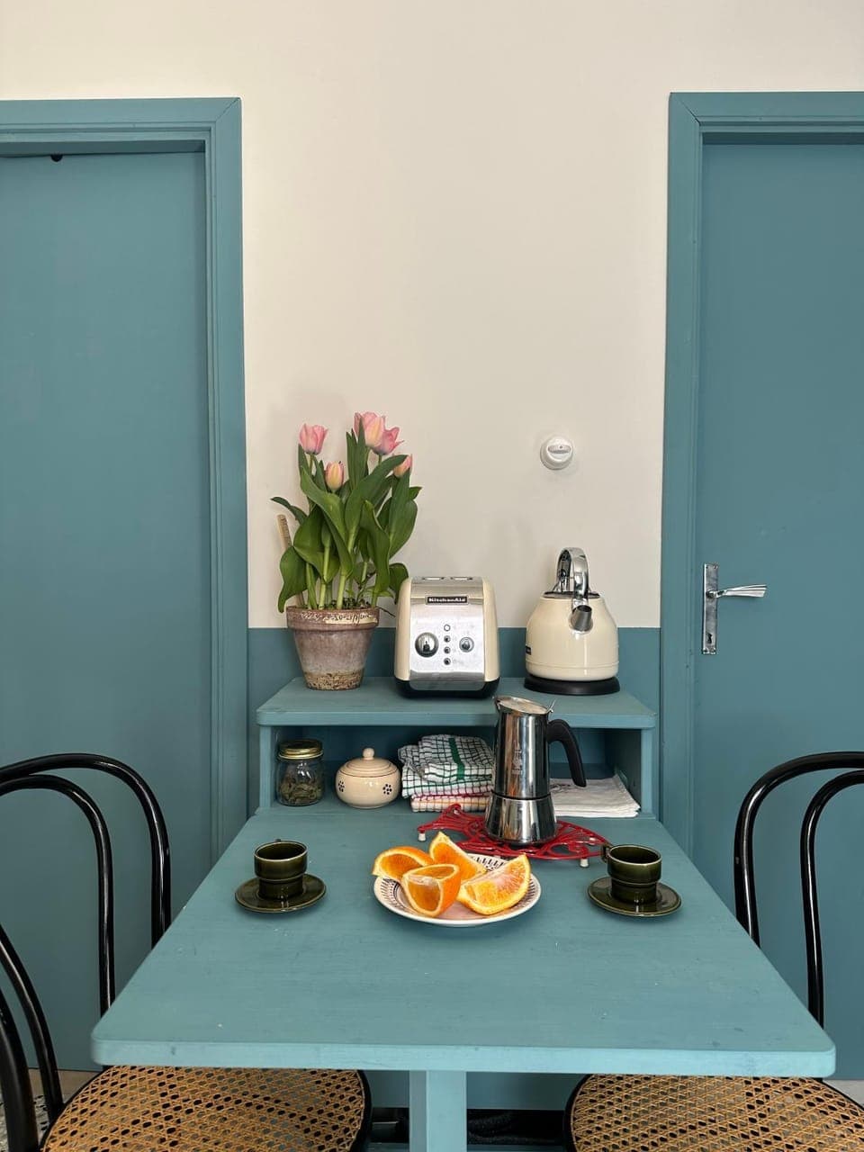 Coffee/tea facilities, Kitchen or kitchenette, Food and drinks, Dining area, Food, oven, stove, acessibility