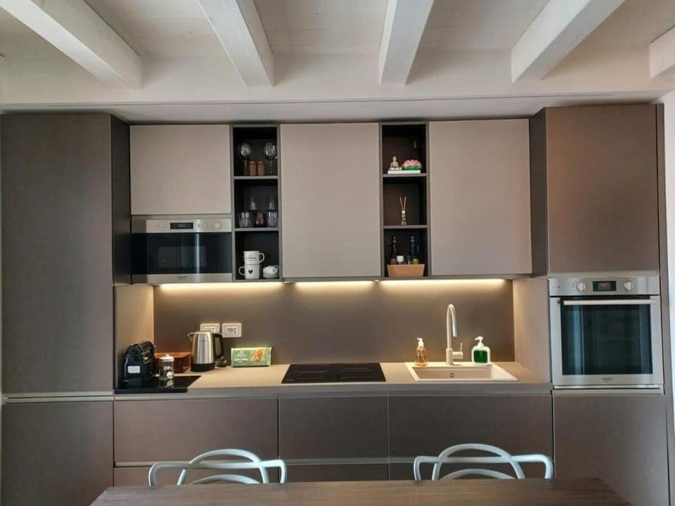 Coffee/tea facilities, Kitchen or kitchenette, Dining area, oven, stove