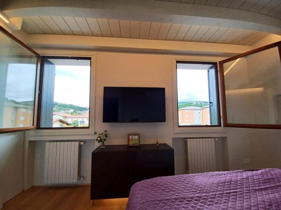 Bed, TV and multimedia, Bedroom, internet