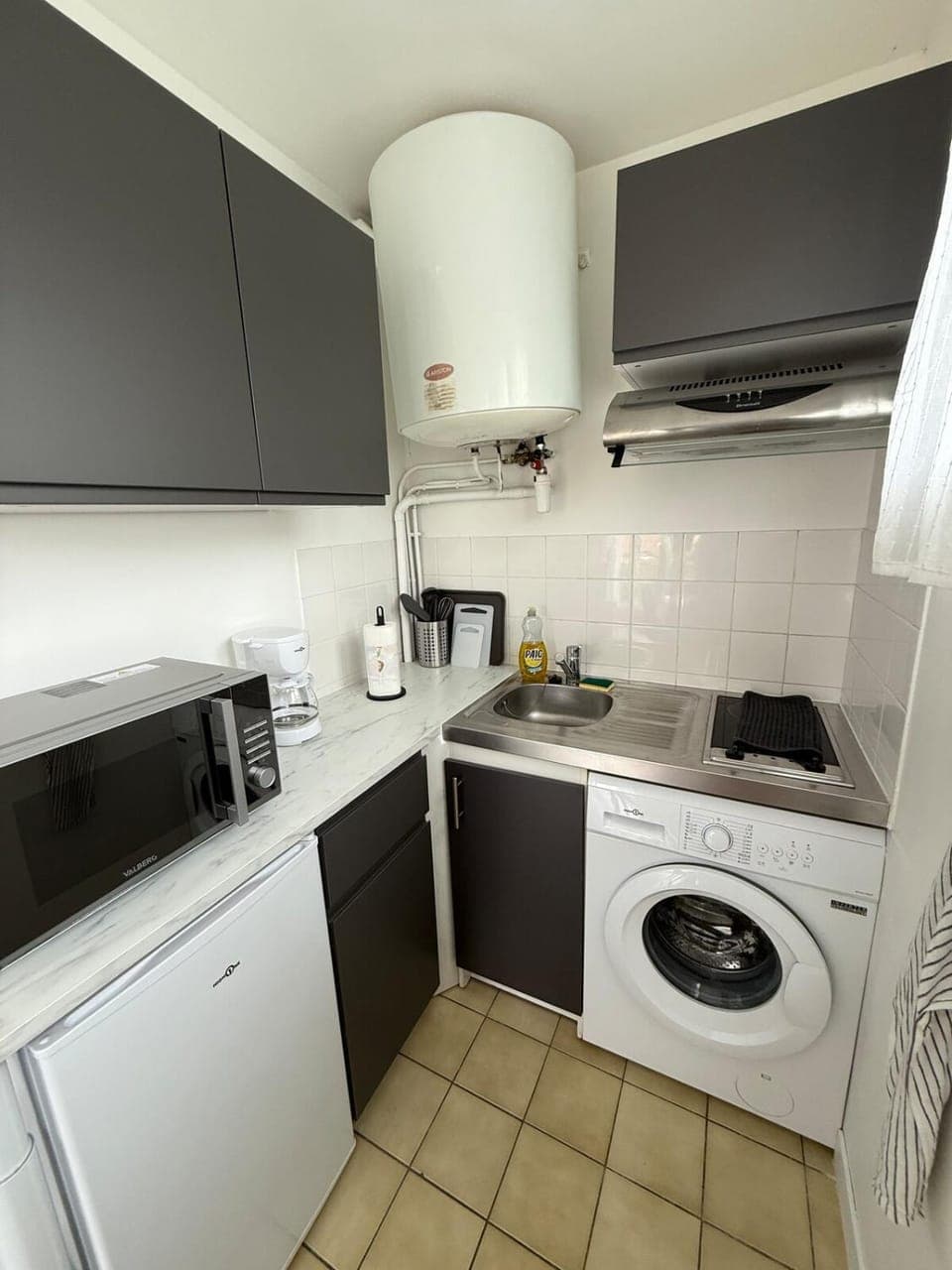 Coffee/tea facilities, Kitchen or kitchenette, oven, stove, washing machine