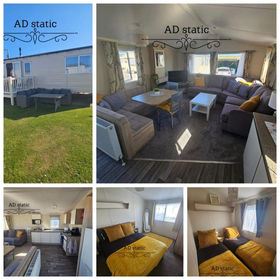 Living room, Seating area, Evening entertainment