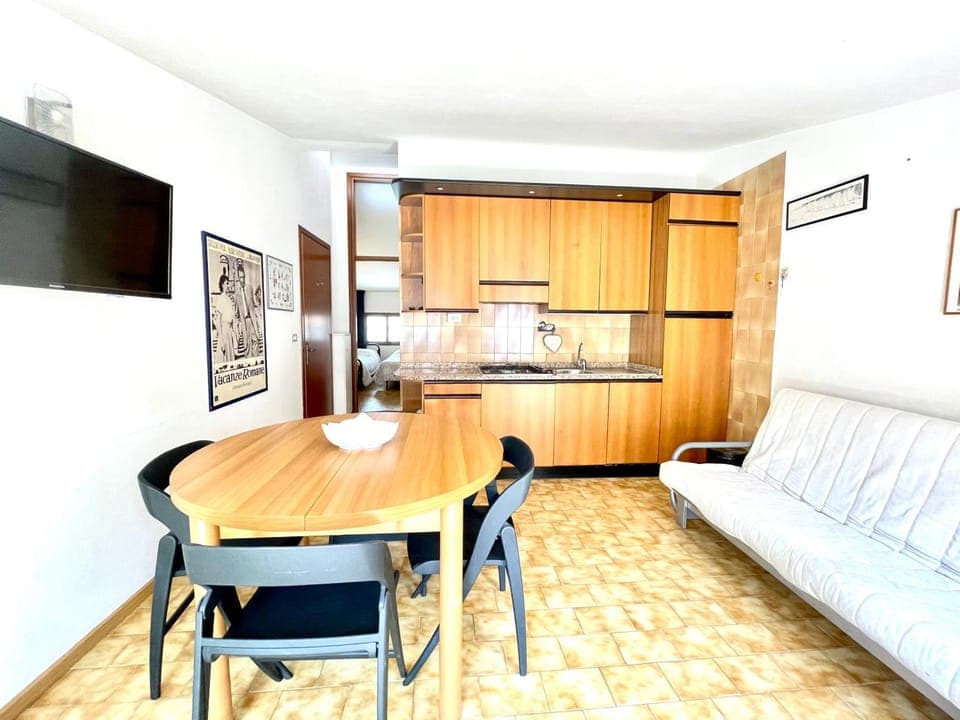 Kitchen or kitchenette, Living room, Seating area, Dining area