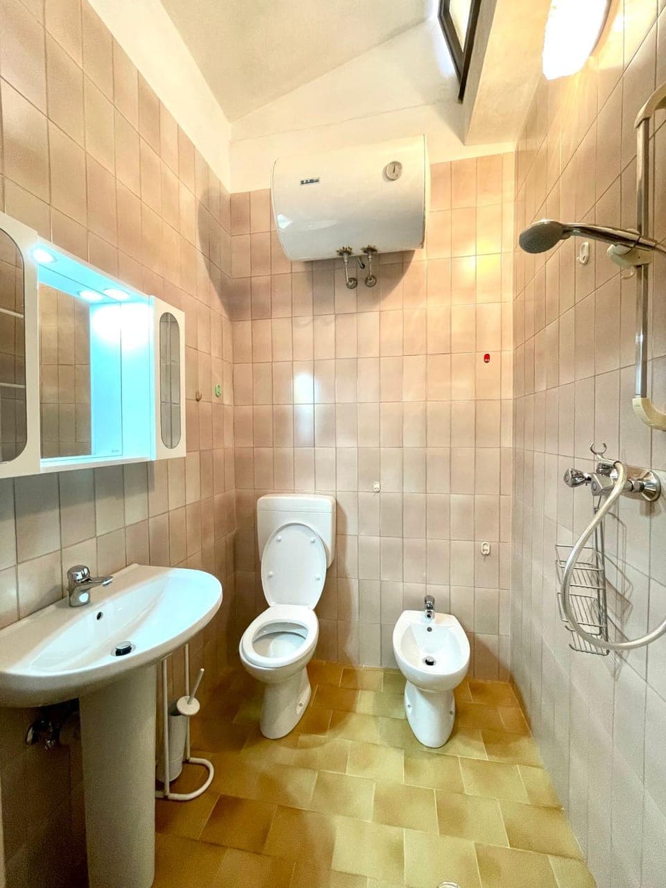 Shower, Toilet, Bathroom, bidet, towels