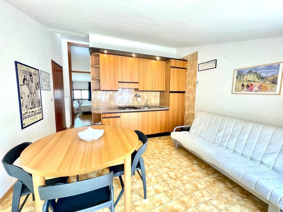 Kitchen or kitchenette, Living room, Seating area, Dining area, stove