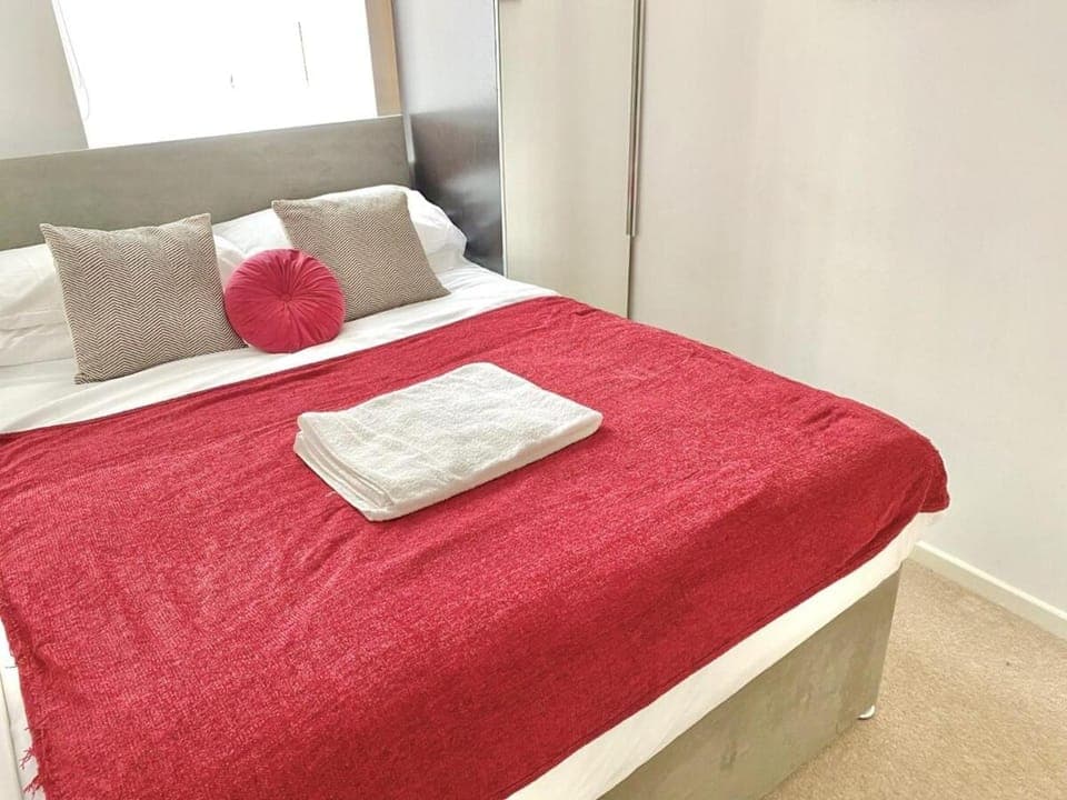 Bed, Bedroom, towels