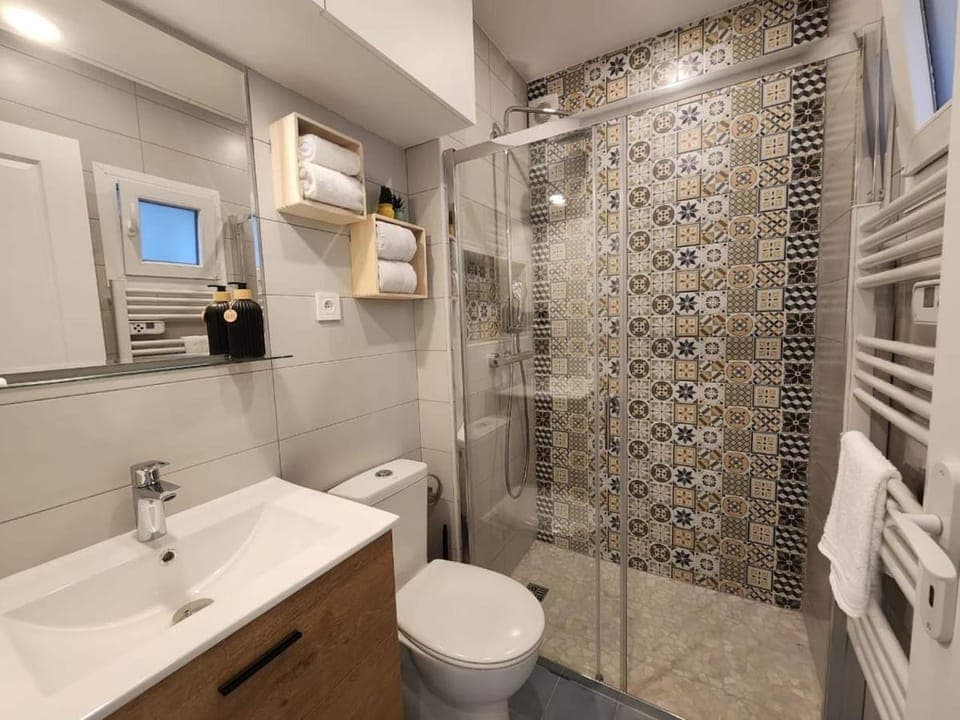 Shower, Toilet, towels