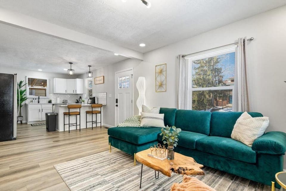 Kitchen or kitchenette, Living room, Seating area, minibar