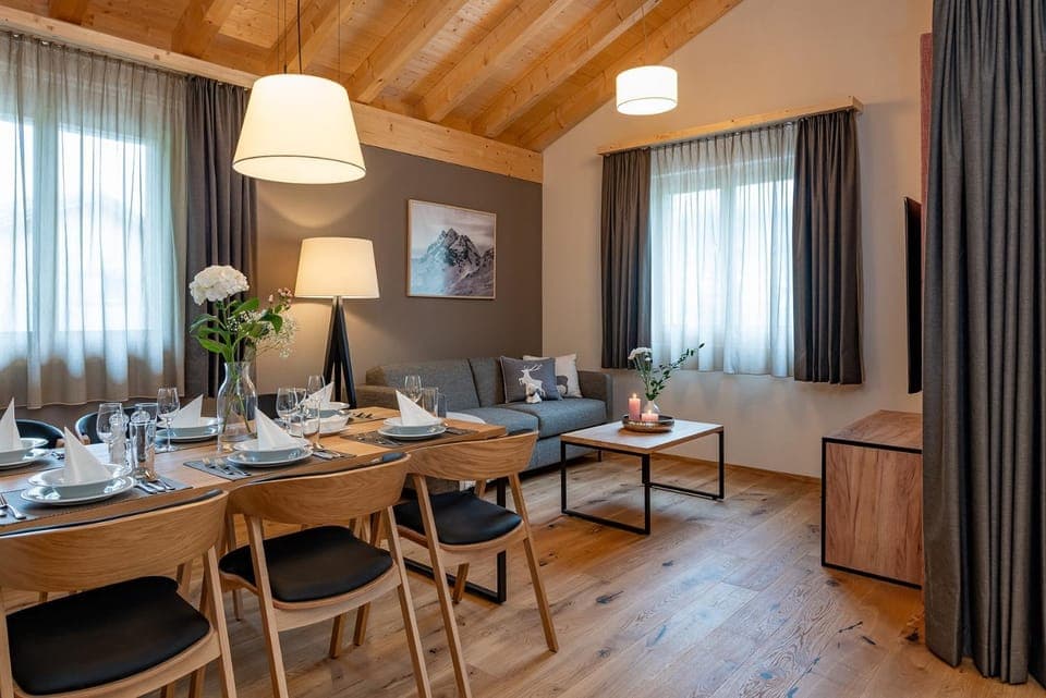 Living room, Seating area, Dining area