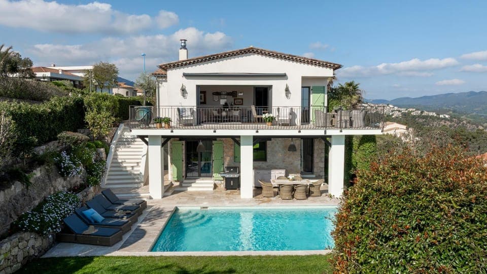 Property building, Patio, Day, Natural landscape, Garden, View (from property/room), Balcony/Terrace, Garden view, Mountain view, Pool view, Swimming pool, sunbed