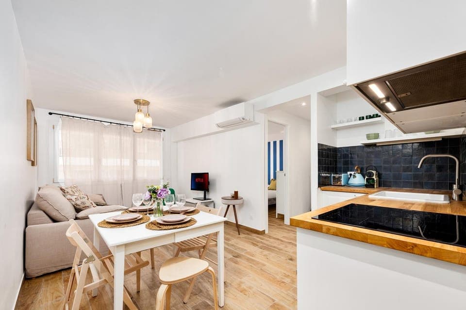 Coffee/tea facilities, Kitchen or kitchenette, Living room, Seating area, Dining area, stove, air conditioner