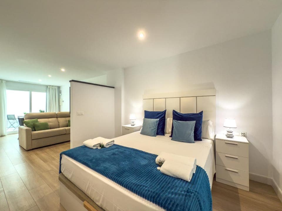 Bed, Living room, Photo of the whole room, Bedroom