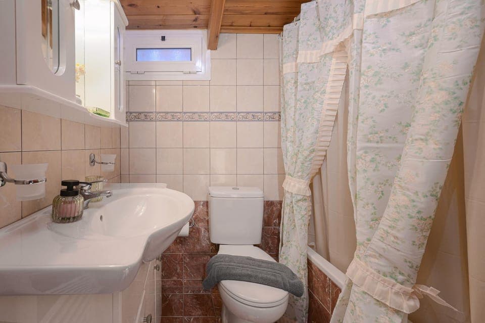 Shower, Toilet, Bathroom, Bath, towels