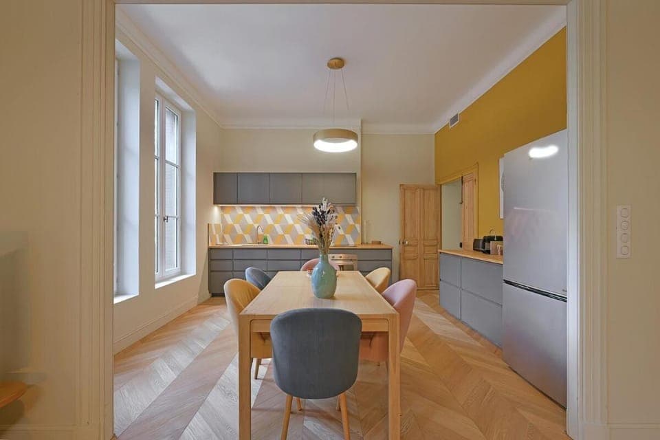 Kitchen or kitchenette, Dining area