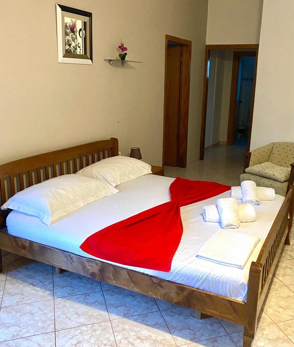 Bed, Bedroom, towels