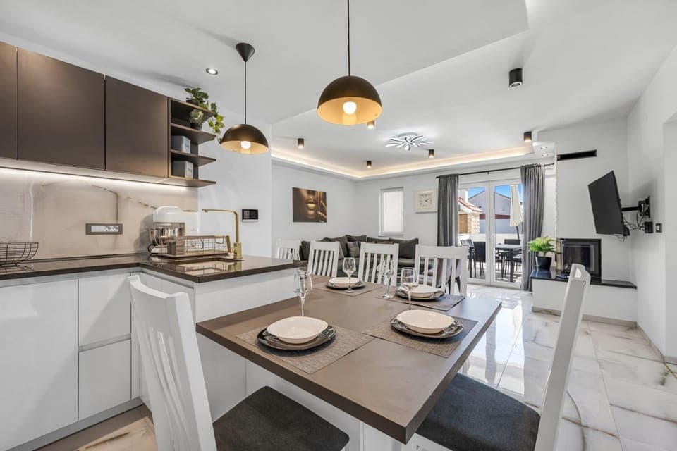 Kitchen or kitchenette, Seating area, Dining area