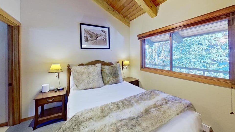 Crestwood 1207 Deluxe 3 Bedroom plus Loft House in Snowmass Village