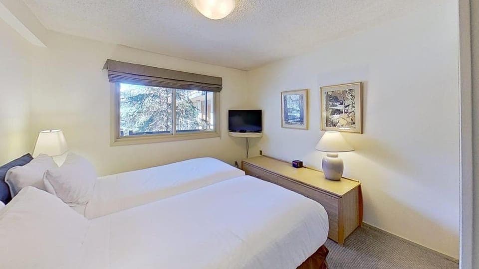 Crestwood 3211 Standard 3 Bedroom Plus Loft House in Snowmass Village