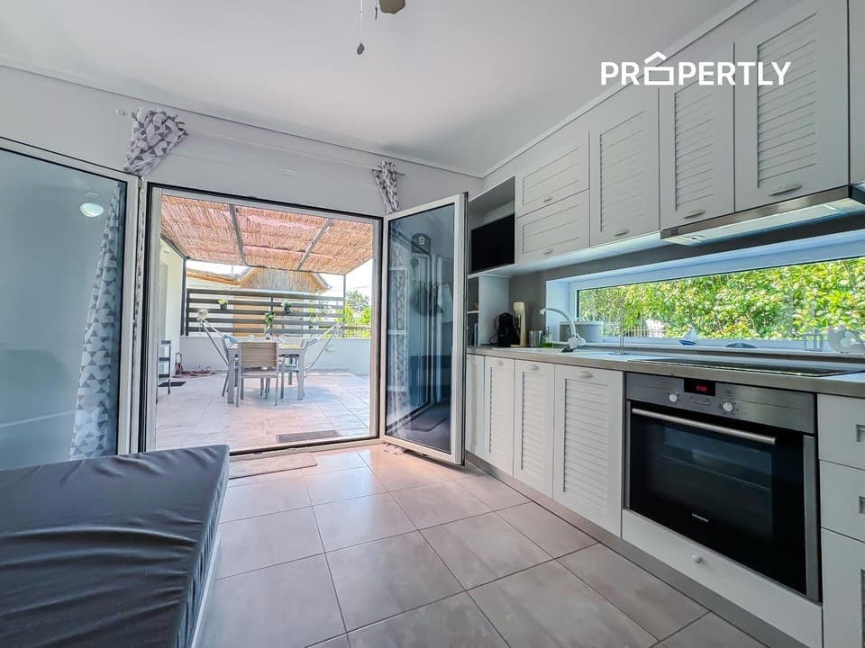 Patio, Dining area, stove