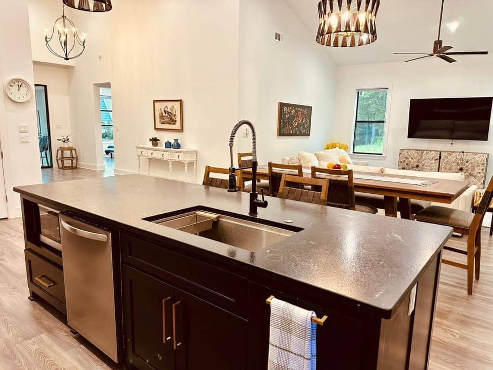 Dining area, dishwasher, pet friendly