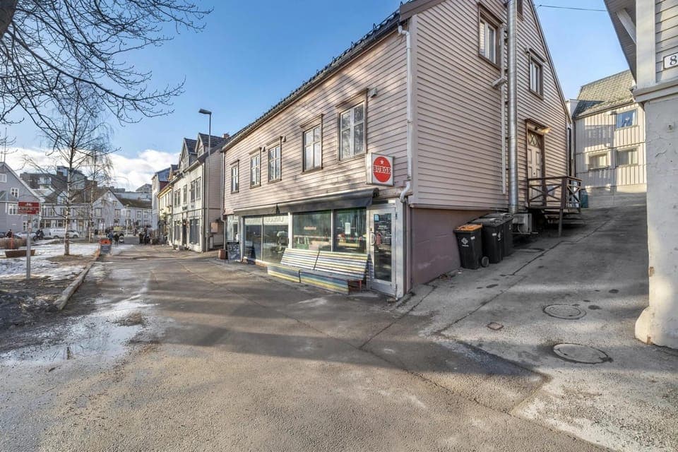 Property building, Day, Neighbourhood, City view, Street view, Location