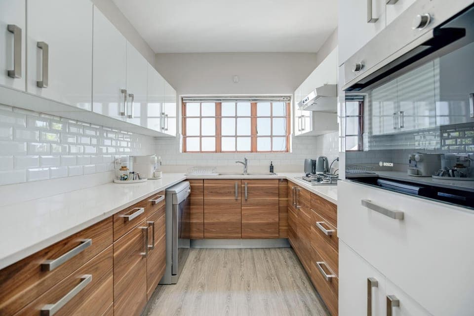 Kitchen or kitchenette, dishwasher, stove