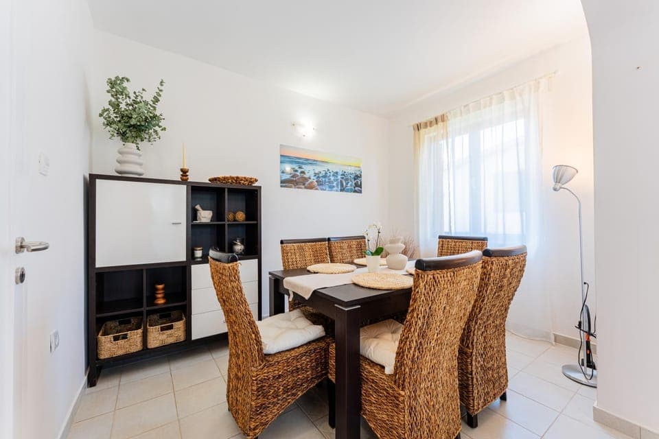 Dining area, minibar