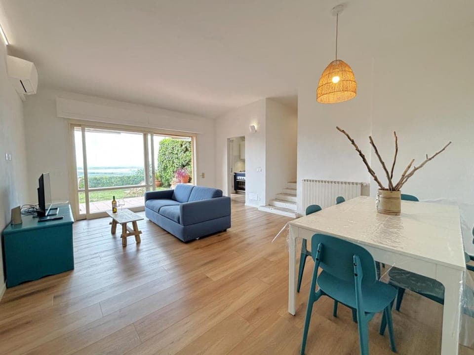 TV and multimedia, Living room, Seating area, Dining area