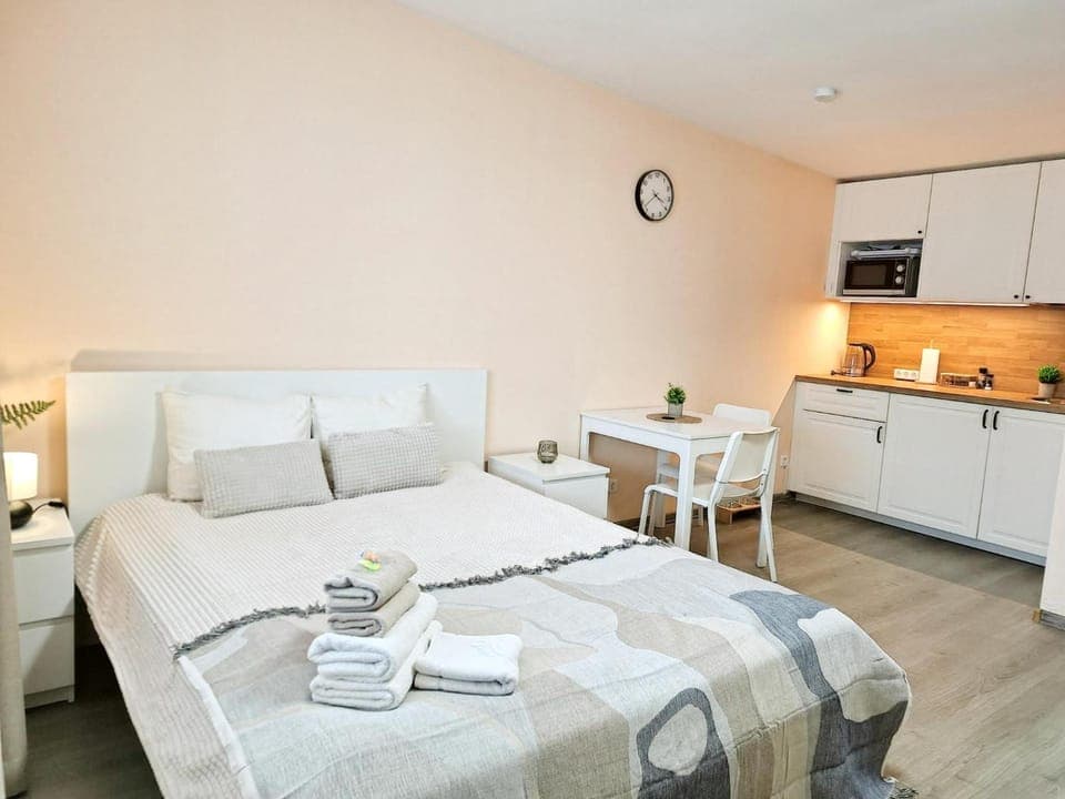 Bed, Kitchen or kitchenette, Dining area