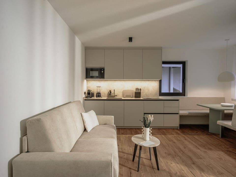 Coffee/tea facilities, Kitchen or kitchenette, Living room, Seating area, Dining area