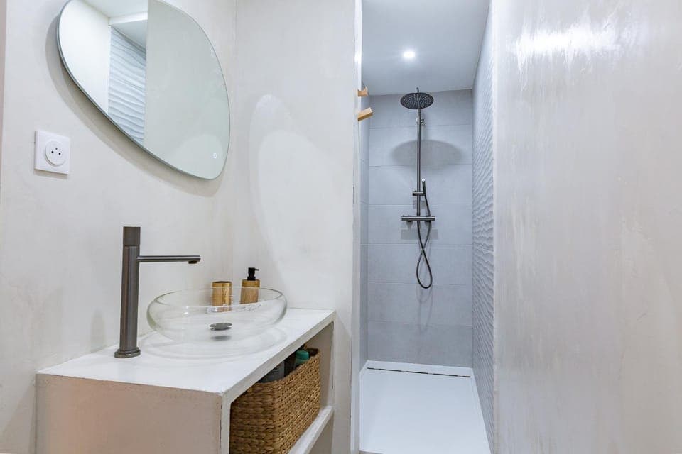 Bathroom, Living room