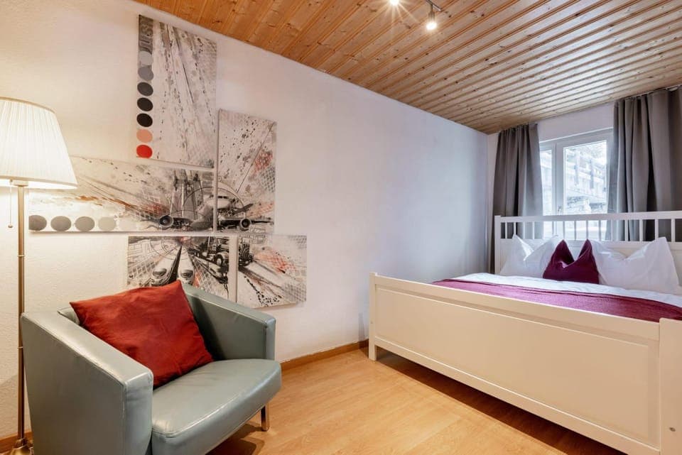 Bed, Photo of the whole room, Seating area, Bedroom