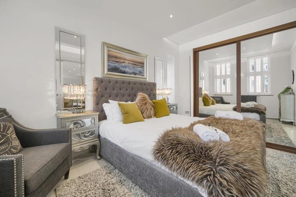 Bed, Living room, Photo of the whole room, Seating area, Bedroom