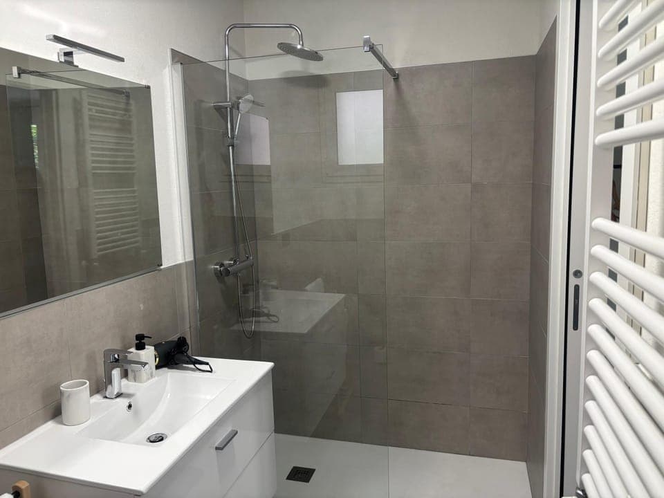 Shower, Bathroom, hair dryier