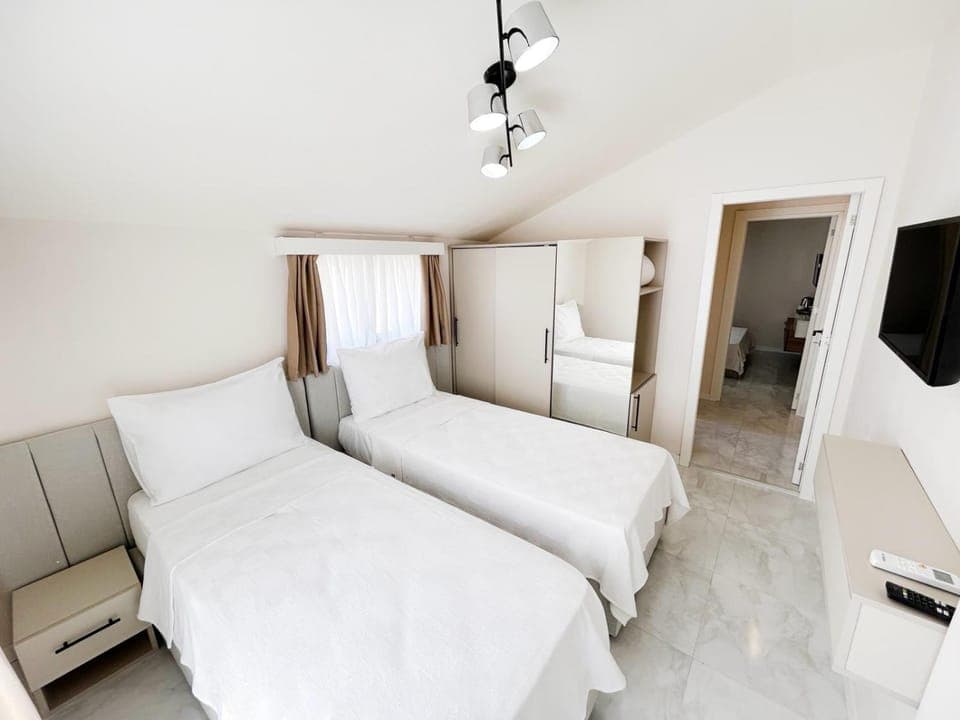 Bed, TV and multimedia, Photo of the whole room