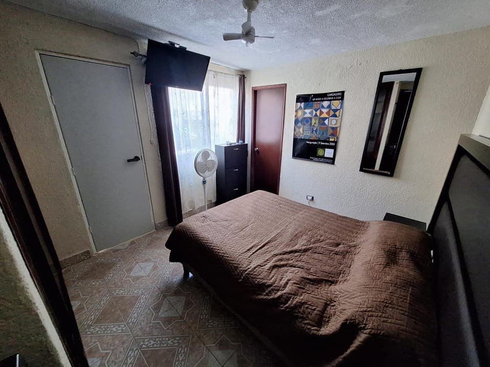 Bed, TV and multimedia, Photo of the whole room, Bedroom