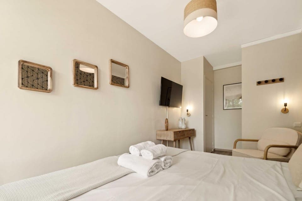 Bed, TV and multimedia, towels