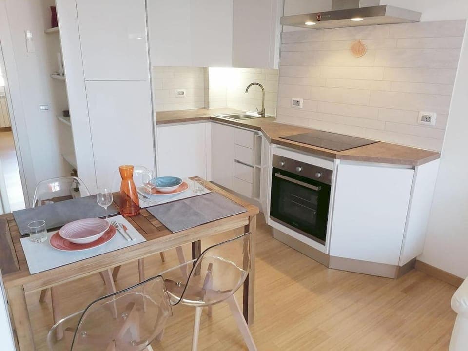 Kitchen or kitchenette, Dining area