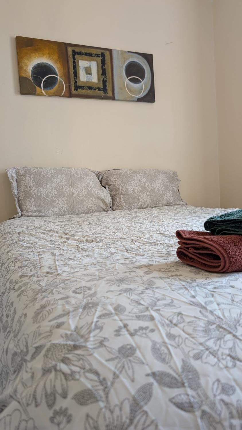 Photo of the whole room, Bedroom