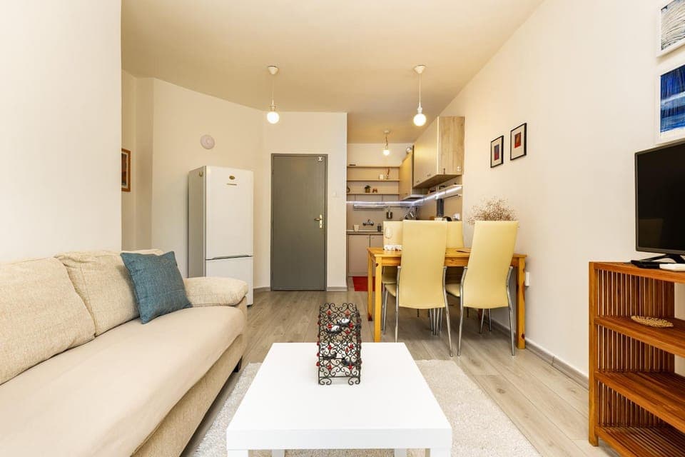 TV and multimedia, Kitchen or kitchenette, Living room, Seating area, Dining area