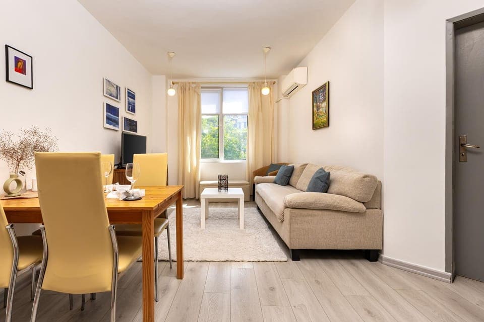 View (from property/room), View (from property/room), Living room, Seating area, Dining area