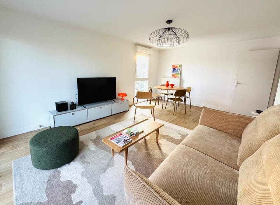 TV and multimedia, Living room, Seating area, Dining area