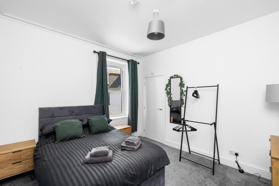 Bed, Bedroom, towels