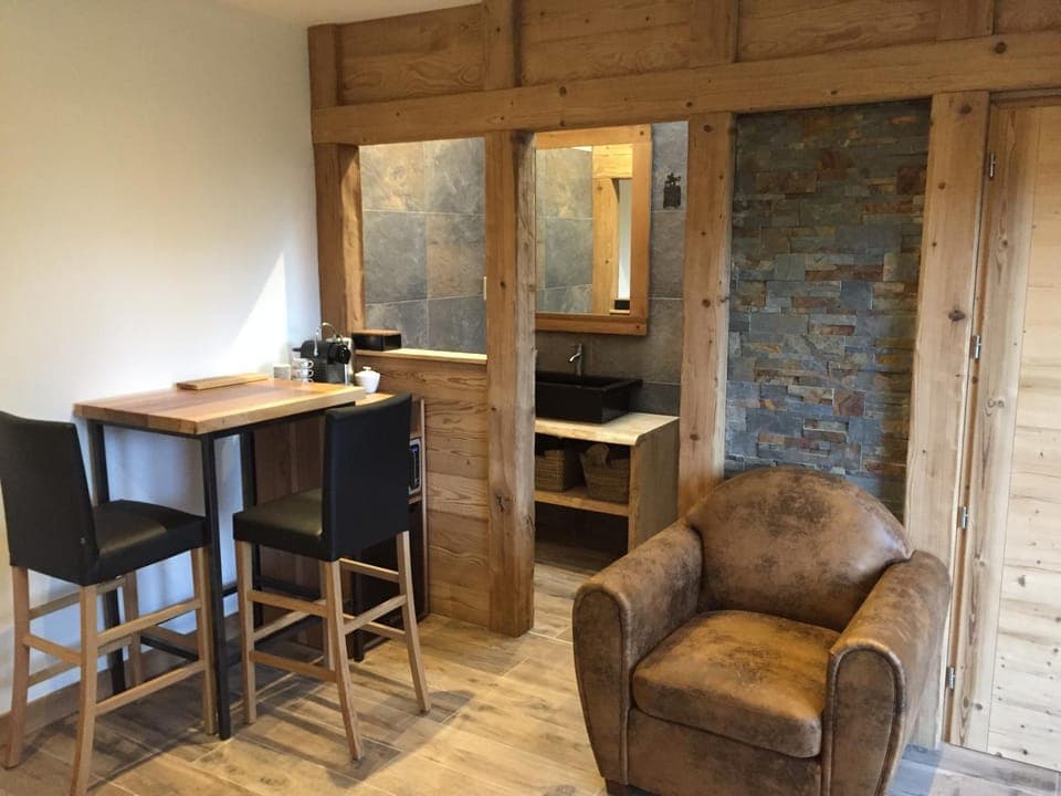 Photo of the whole room, Decorative detail