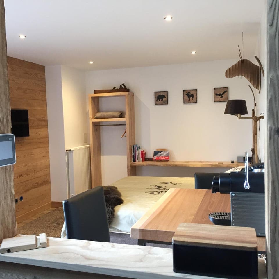 Bed, Other, Photo of the whole room, Dining area, Bedroom