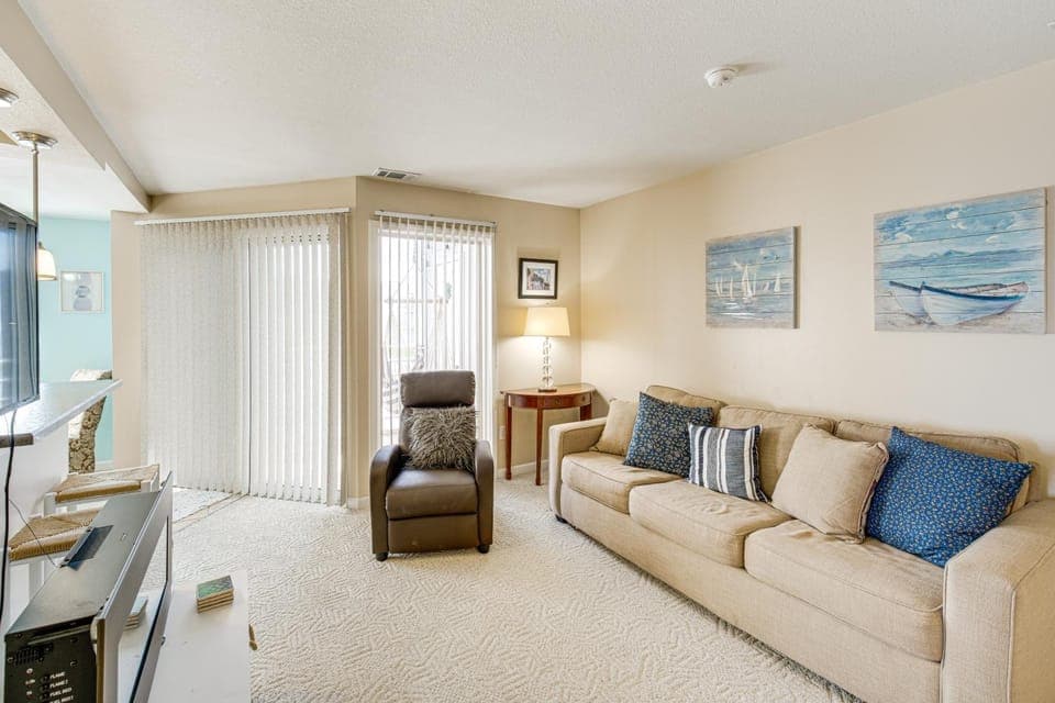 1 Mi to Ferry: Port Clinton Condo w/ Beach View! House in Port Clinton