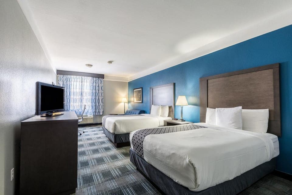 Bed, TV and multimedia, Bedroom